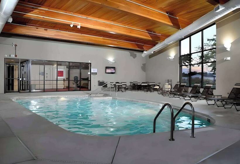 Отель Comfort Suites Milwaukee West