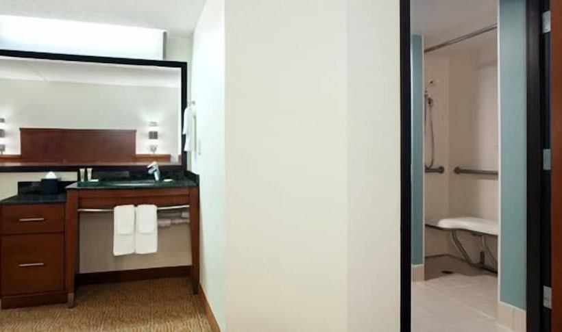 Отель Comfort Suites Milwaukee West