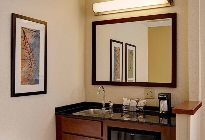 Отель Comfort Suites Milwaukee West