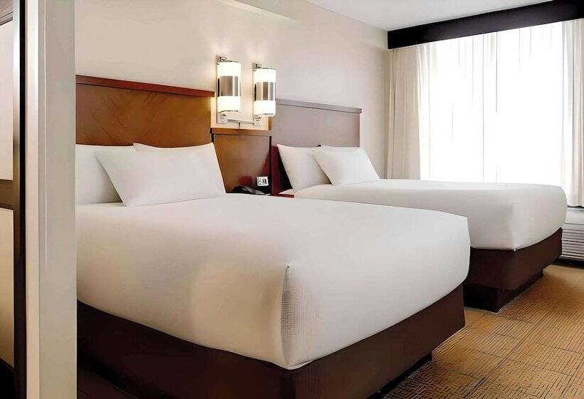 Отель Comfort Suites Milwaukee West