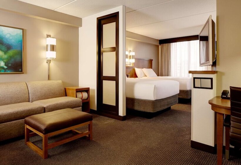 Отель Comfort Suites Milwaukee West