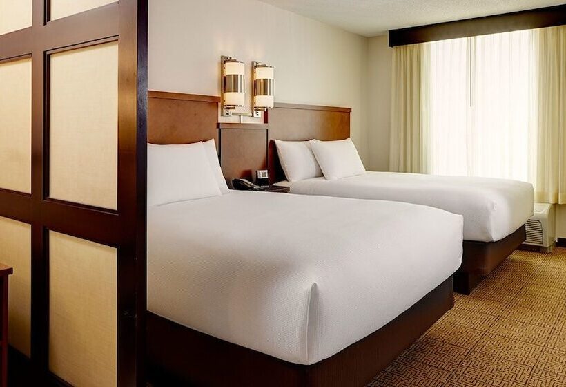 Отель Comfort Suites Milwaukee West