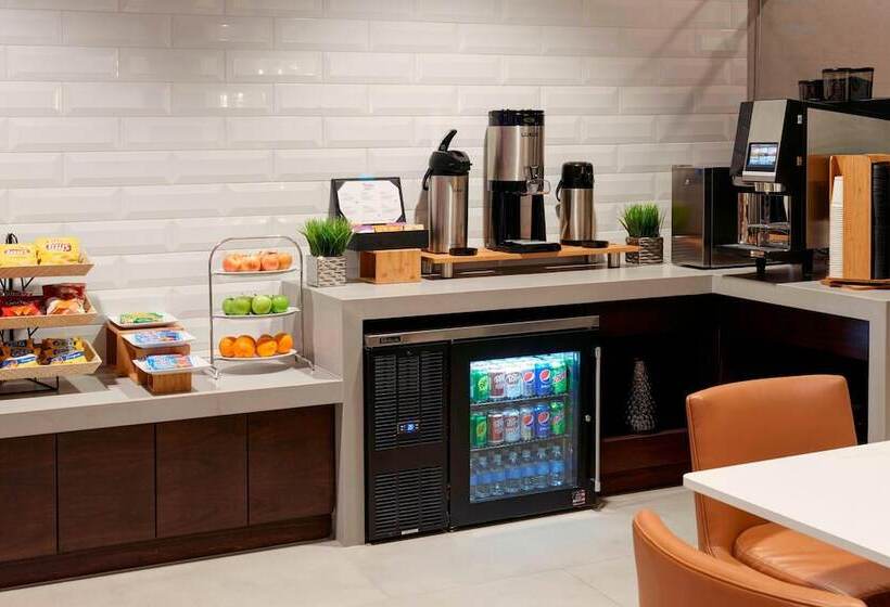 בית מלון כפרי Kansas City Airport Marriott