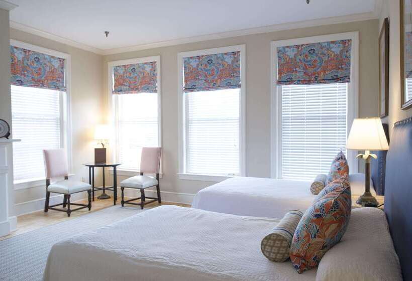 هتل Kings Courtyard Inn