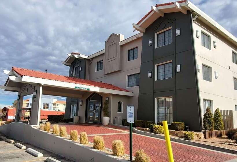 בית מלון כפרי La Quinta Inn By Wyndham Albuquerque Airport