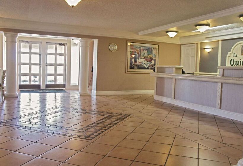 בית מלון כפרי La Quinta Inn By Wyndham Albuquerque Airport