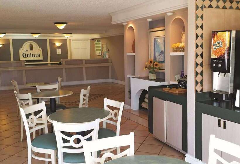 בית מלון כפרי La Quinta Inn By Wyndham Albuquerque Airport