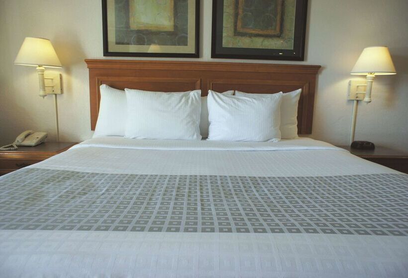 בית מלון כפרי La Quinta Inn By Wyndham Albuquerque Airport