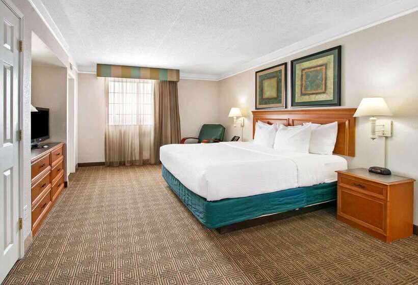 בית מלון כפרי La Quinta Inn By Wyndham Albuquerque Airport