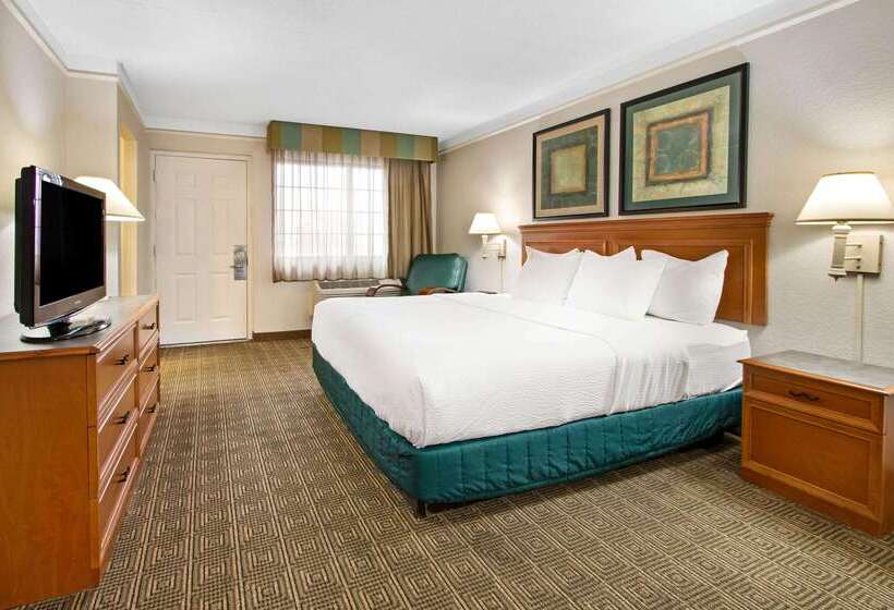 בית מלון כפרי La Quinta Inn By Wyndham Albuquerque Airport