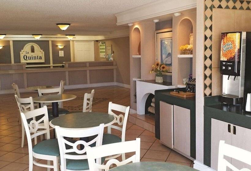 בית מלון כפרי La Quinta Inn By Wyndham Albuquerque Airport