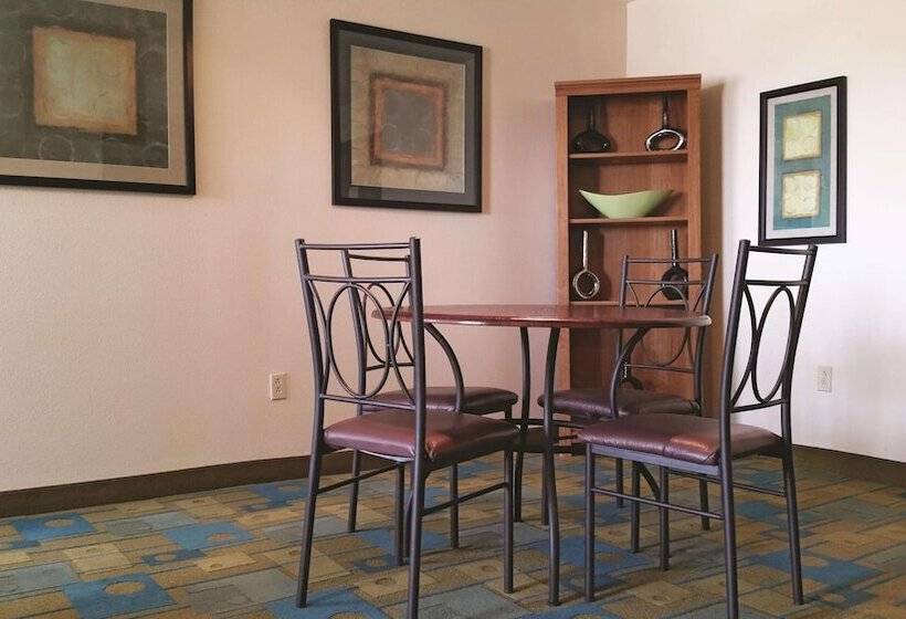 בית מלון כפרי La Quinta Inn By Wyndham Albuquerque Airport