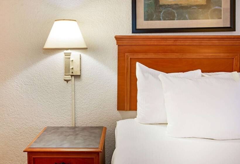 בית מלון כפרי La Quinta Inn By Wyndham Albuquerque Airport