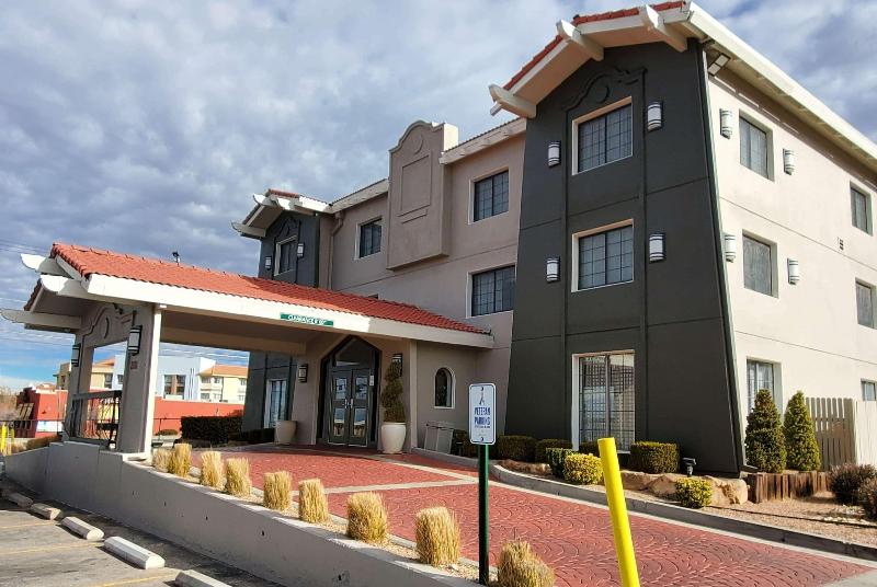בית מלון כפרי La Quinta Inn By Wyndham Albuquerque Airport