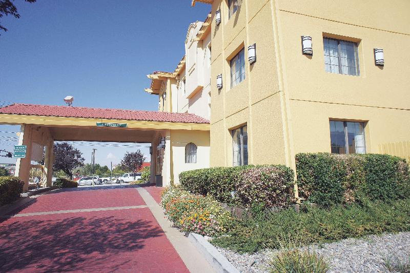 בית מלון כפרי La Quinta Inn By Wyndham Albuquerque Airport