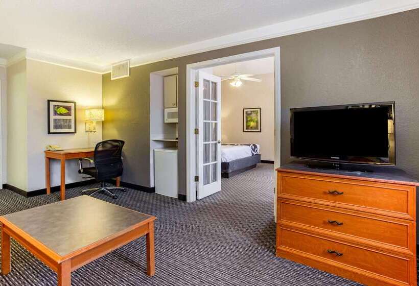 Отель La Quinta Inn By Wyndham Champaign