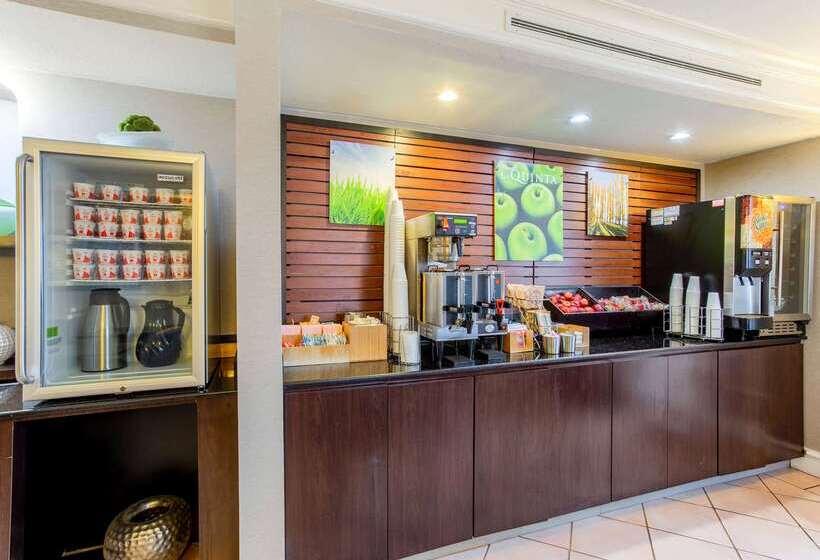 Отель La Quinta Inn By Wyndham Champaign