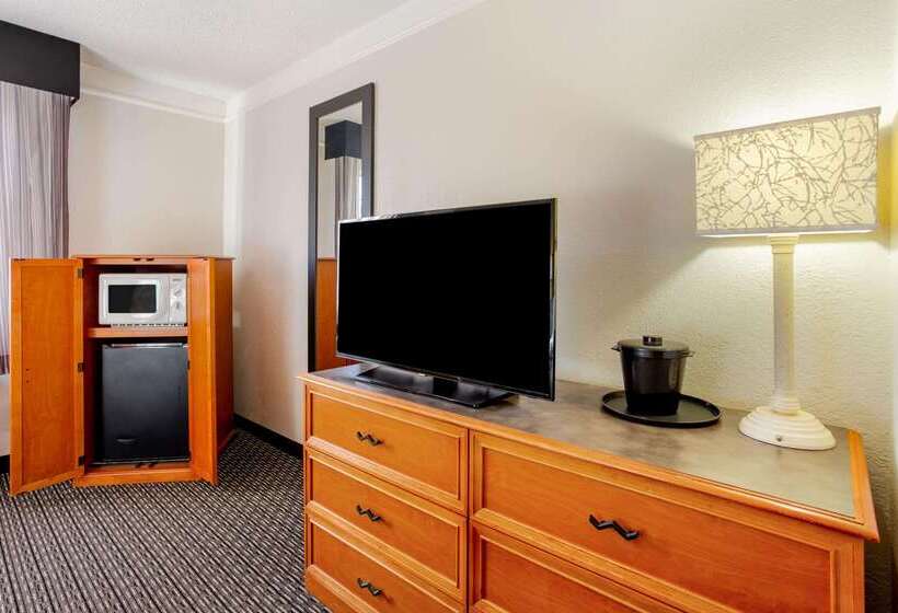 Отель La Quinta Inn By Wyndham Champaign