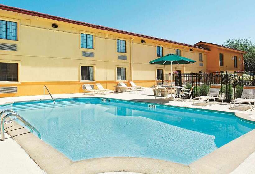 Отель La Quinta Inn By Wyndham Champaign