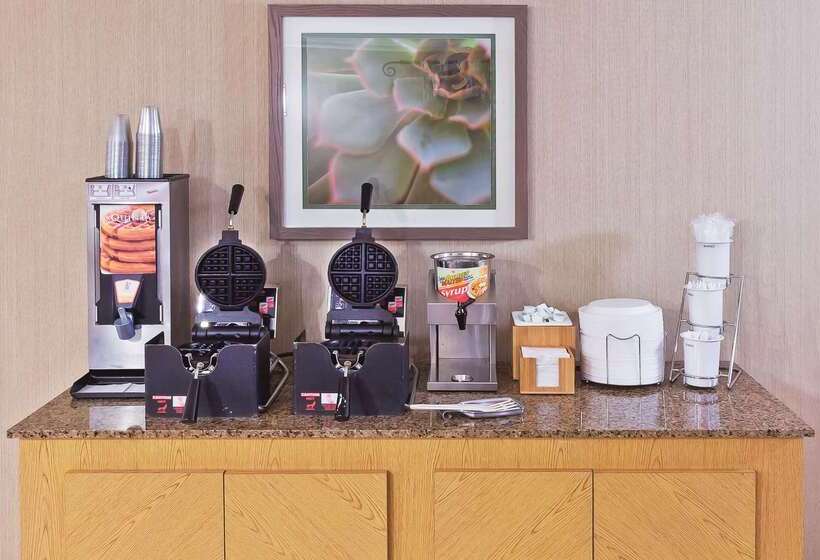 בית מלון כפרי La Quinta Inn By Wyndham Corpus Christi North