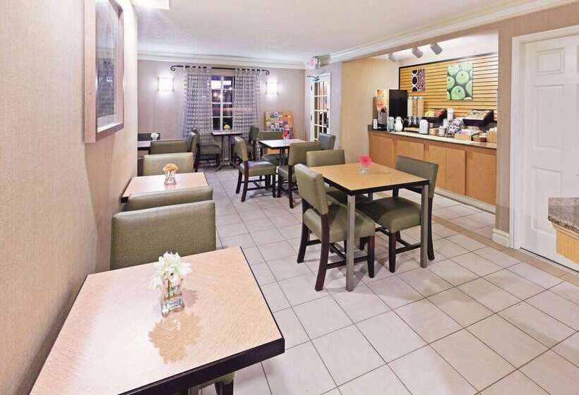 בית מלון כפרי La Quinta Inn By Wyndham Corpus Christi North