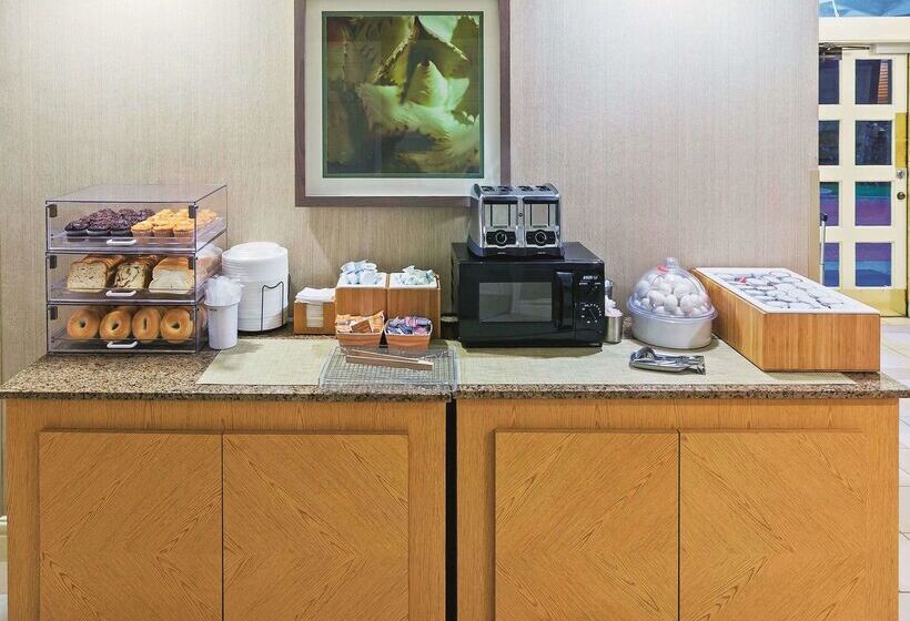 בית מלון כפרי La Quinta Inn By Wyndham Corpus Christi North