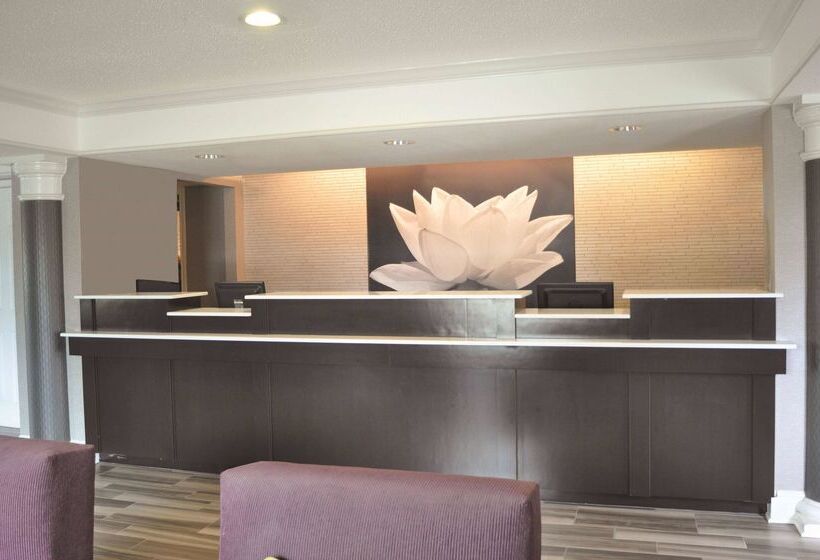 בית מלון כפרי La Quinta Inn By Wyndham Dallas Uptown