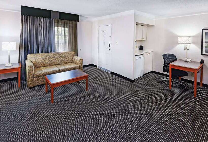 هتل La Quinta Inn By Wyndham Dallas Uptown