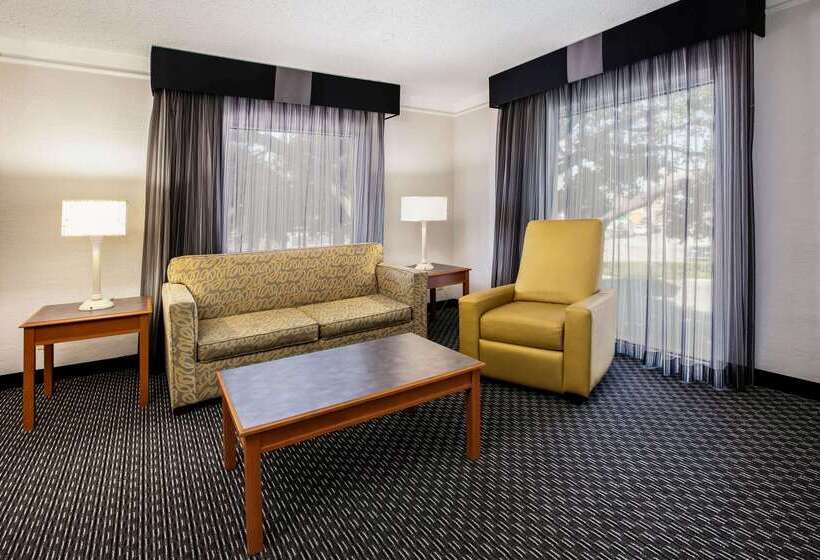 בית מלון כפרי La Quinta Inn By Wyndham Dallas Uptown