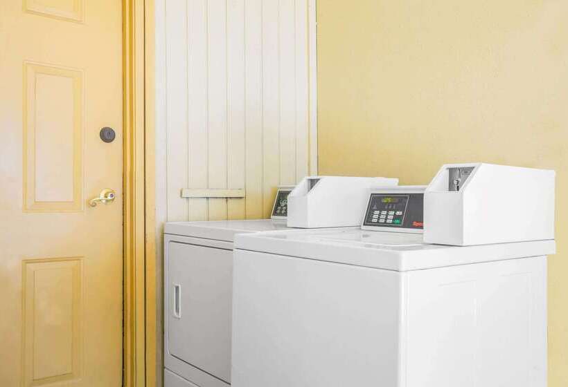 Отель Super 8 By Wyndham Eagle Pass