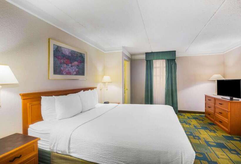 Отель Super 8 By Wyndham Eagle Pass