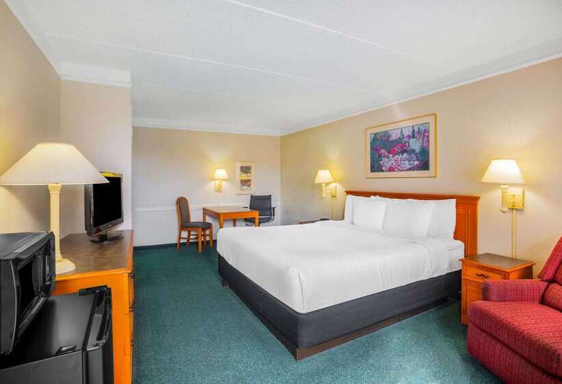 Отель Super 8 By Wyndham Eagle Pass