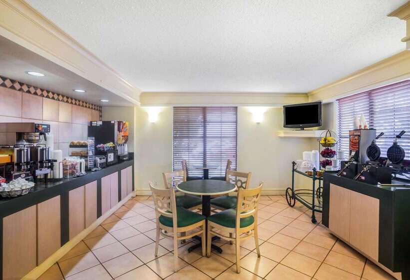 Отель Super 8 By Wyndham Eagle Pass