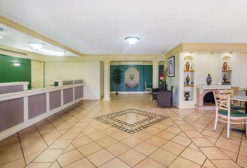 酒店 Super 8 By Wyndham Eagle Pass