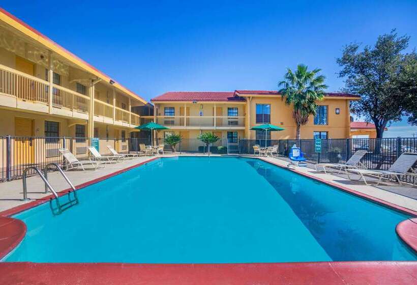 酒店 Super 8 By Wyndham Eagle Pass