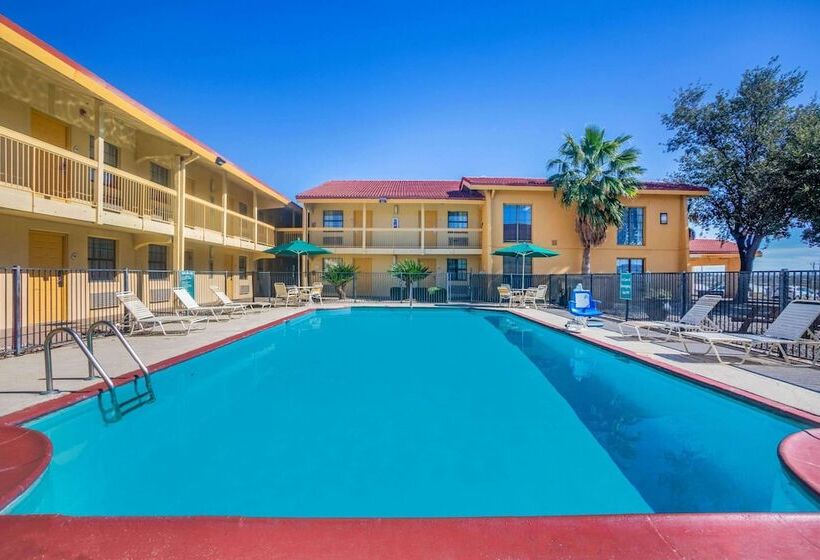 Отель Super 8 By Wyndham Eagle Pass