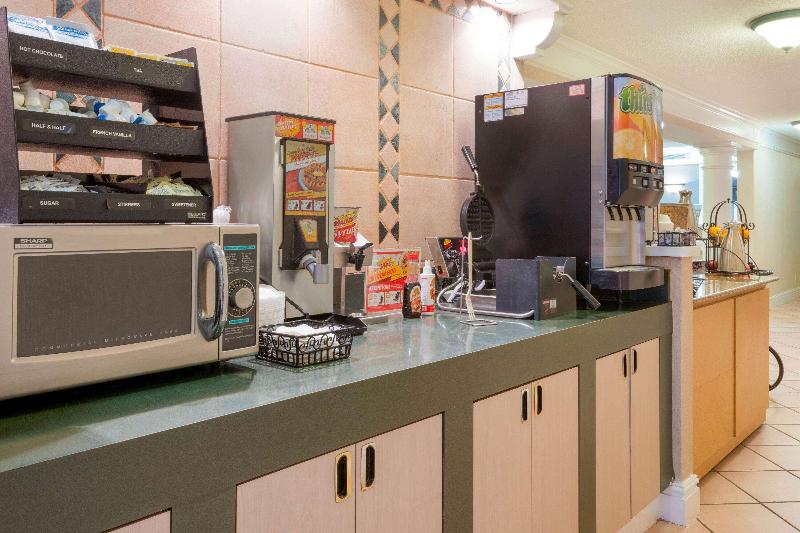 هتل La Quinta Inn By Wyndham Farmington