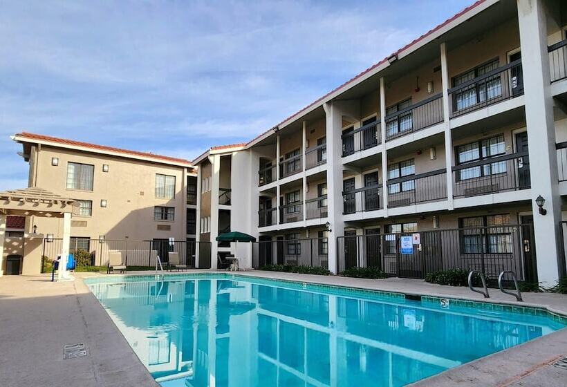 هتل La Quinta Inn By Wyndham Fresno Yosemite
