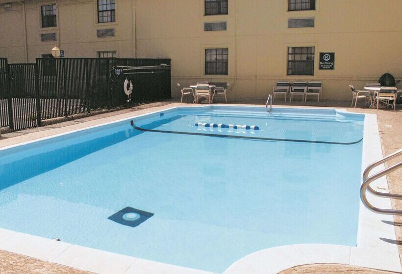 Отель La Quinta Inn By Wyndham Omaha West