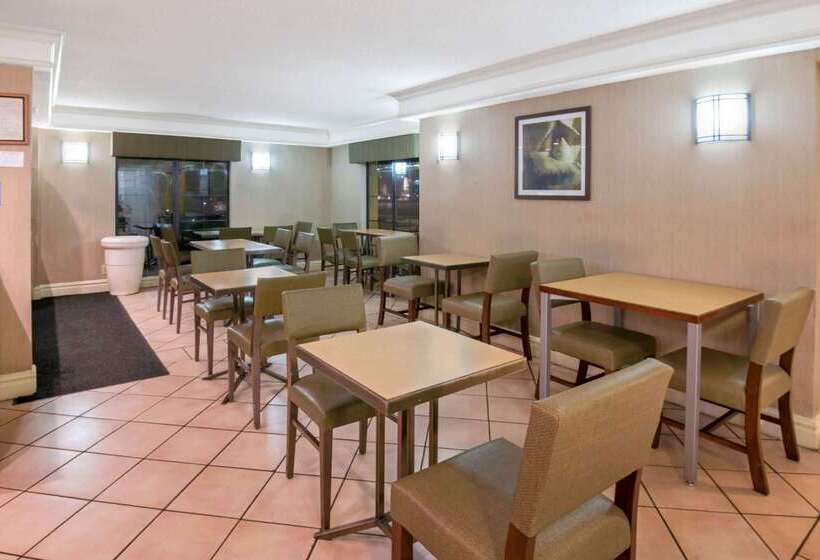 בית מלון כפרי La Quinta Inn By Wyndham San Antonio Market Square