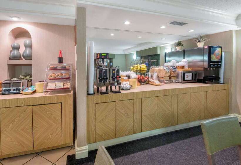 בית מלון כפרי La Quinta Inn By Wyndham San Antonio Market Square