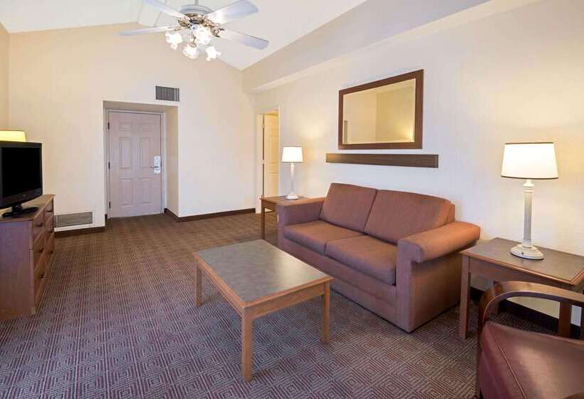 בית מלון כפרי La Quinta Inn By Wyndham San Antonio Market Square
