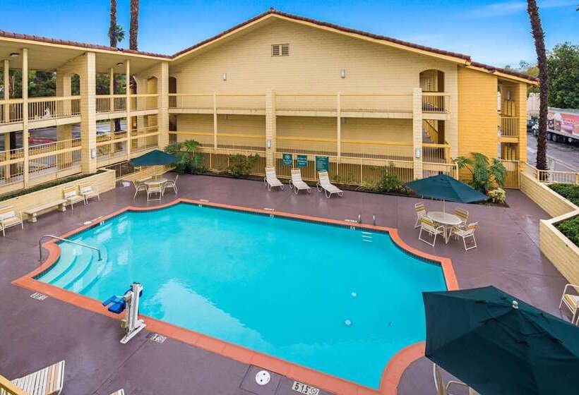 هتل Days Inn By Wyndham San Diego Vista