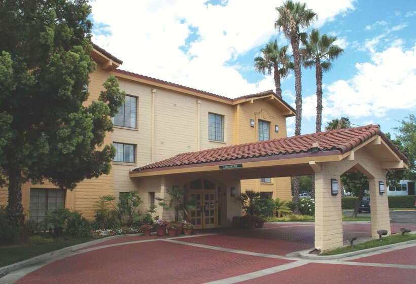 هتل Days Inn By Wyndham San Diego Vista