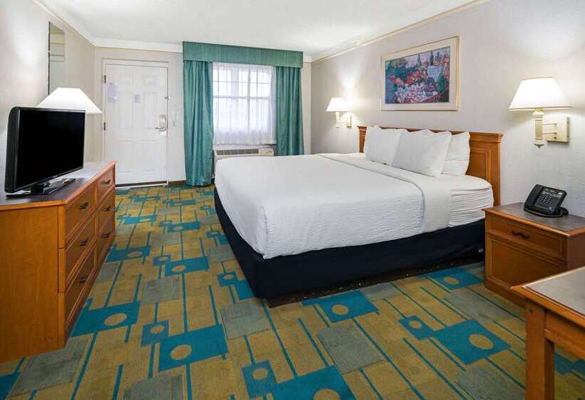 Отель Days Inn By Wyndham San Diego Vista
