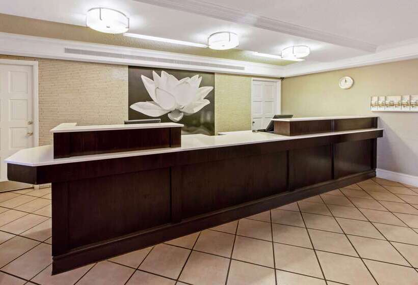 هتل La Quinta Inn By Wyndham Santa Fe