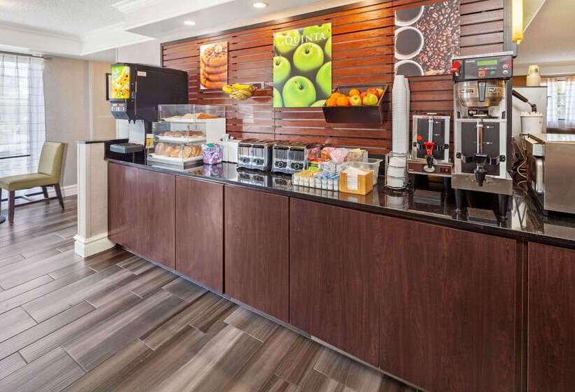 Отель La Quinta Inn By Wyndham Ventura