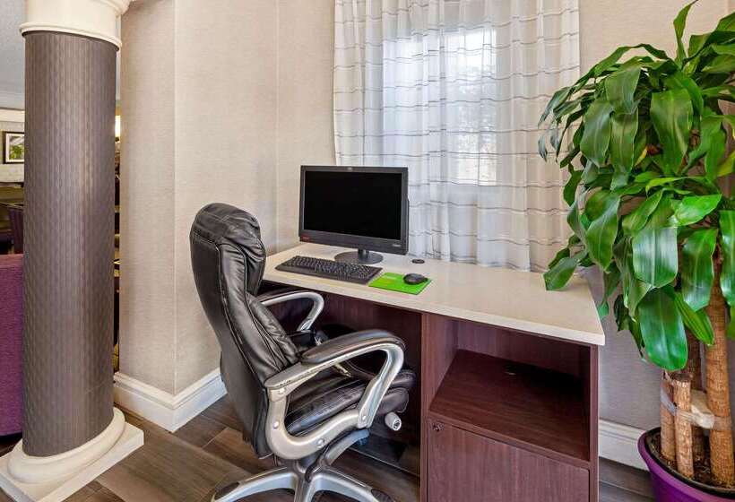 Отель La Quinta Inn By Wyndham Ventura