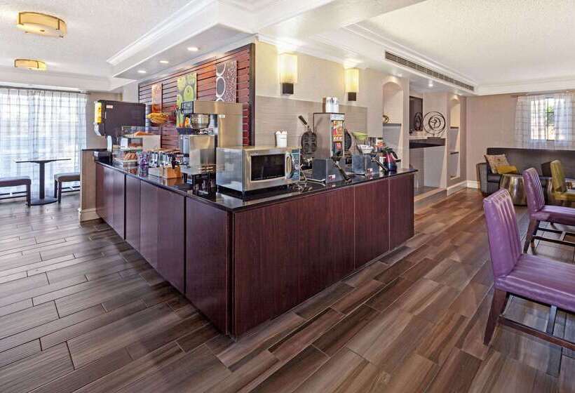 Отель La Quinta Inn By Wyndham Ventura