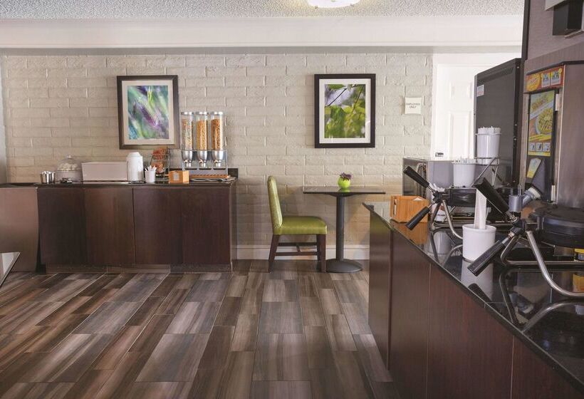 Отель La Quinta Inn By Wyndham Ventura